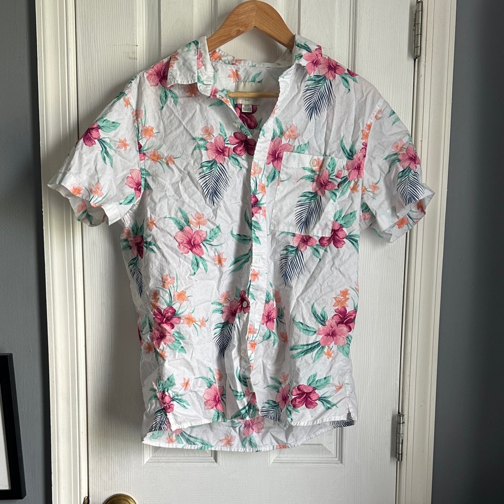 American Eagle Outfitters Floral Casual Button Down Shirt - White and Pink